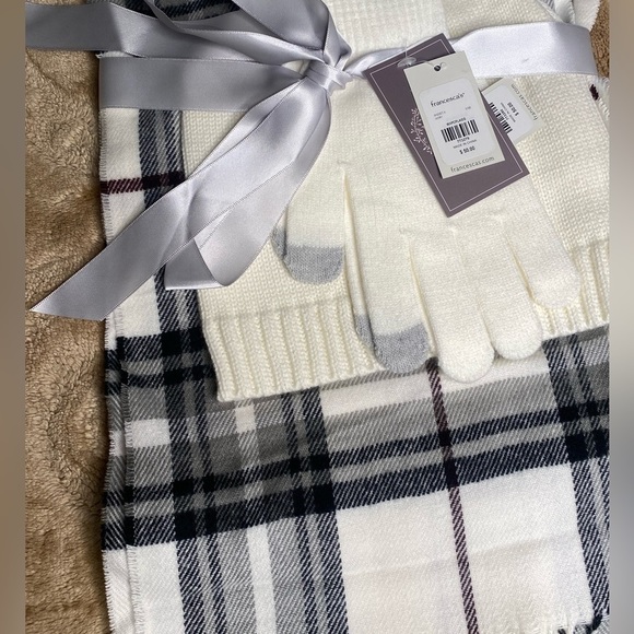 Francesca’s Scarf Beanie & Glove Gift Set Screen Compatible Christmas Gift - Picture 7 of 12